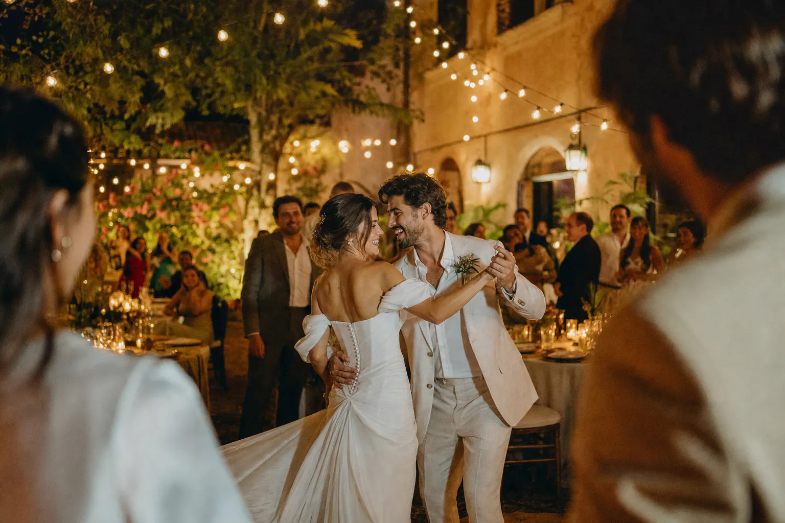 Casal dançando durante a festa de casamento
